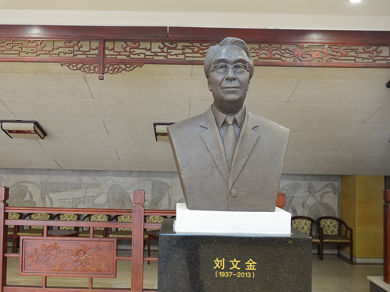 雕塑作品 刘文金像，铸铜，安放地点：中央民族乐团